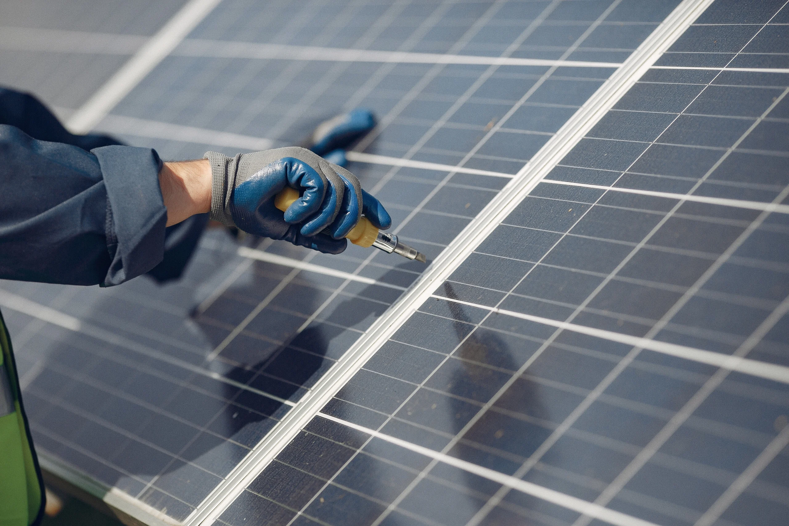 Installation of a 10-panel solar system
