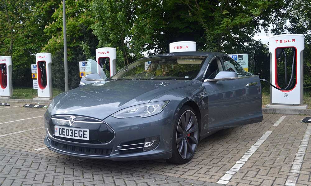 charging electric cars at public charging points jpg