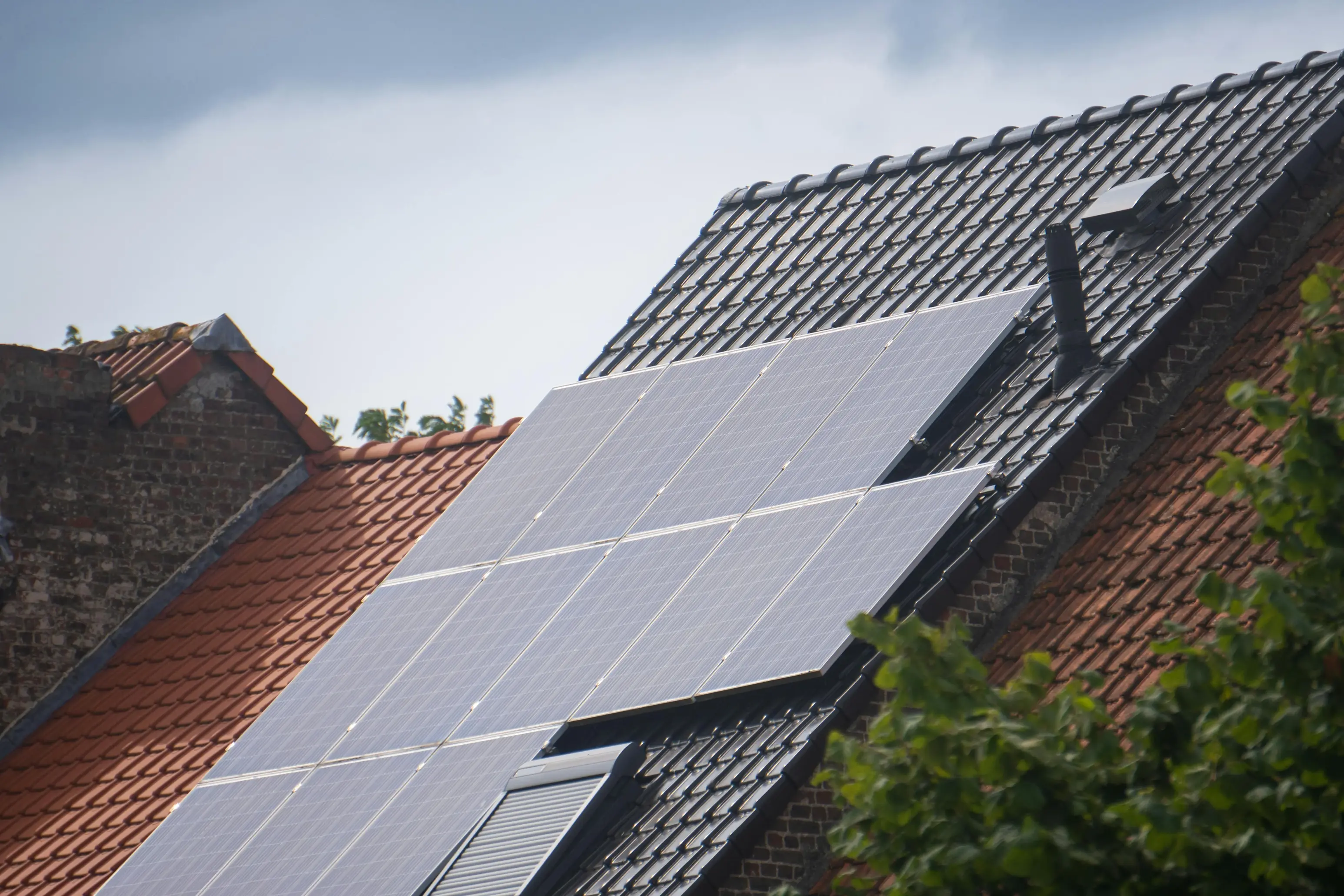 Residential rooftop solar installation featuring panels suitable for home battery integration, illustrating how Sungrow battery systems can support UK households with energy storage, lower grid reliance, and smarter solar energy management.
