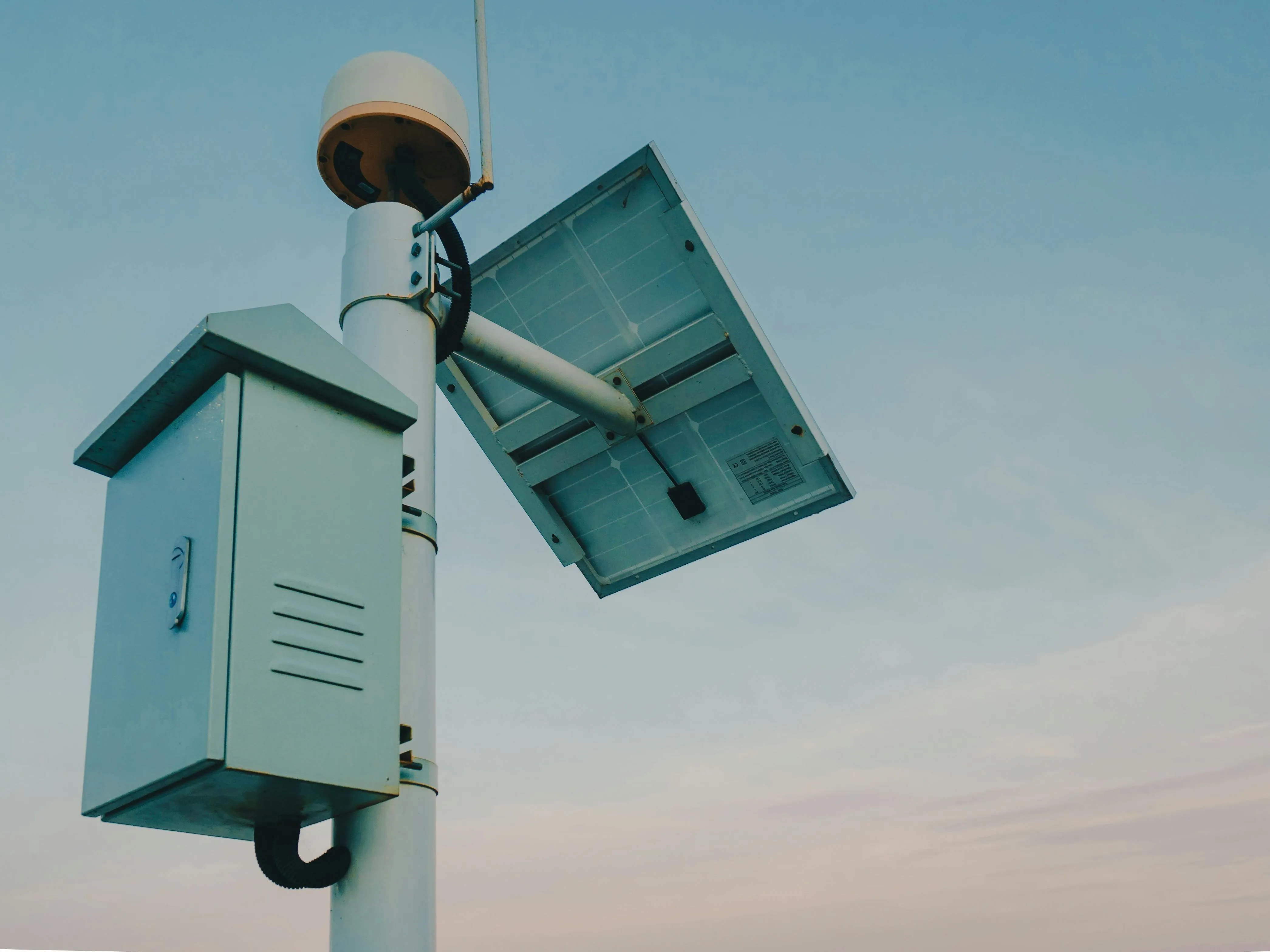 Solar-powered monitoring and control equipment mounted outdoors, representing the technical side of Sungrow battery specifications, system sizing, and energy management used to optimise solar storage performance and long-term efficiency.